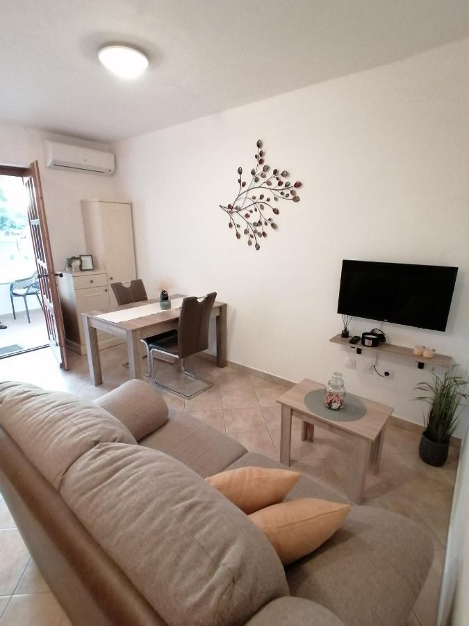 Apartment Mari Funtana Luaran gambar
